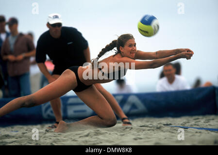 25 juil., 2001 ; Oceanside, CA, USA ; Kerri Walsh à l'AVP de beach-volley professionnel - Oceanside, CA - 2001. Banque D'Images
