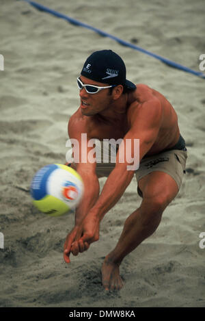 25 juil., 2001 ; Oceanside, CA, USA ; ERIC FONOIMOANA à l'AVP de beach-volley professionnel - Oceanside, CA - 2001. Banque D'Images