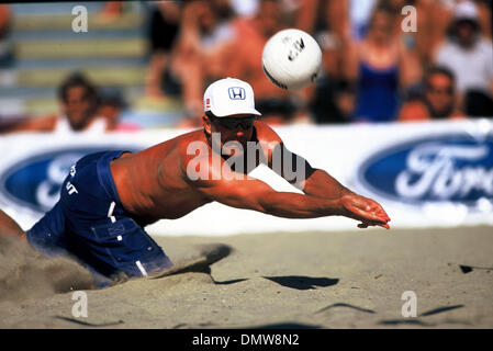 Aug 17, 2001 ; Santa Barbara, CA, USA ; MIKE WHITMARSH à l'AVP de beach-volley professionnel - Santa Barbara, CA. Banque D'Images
