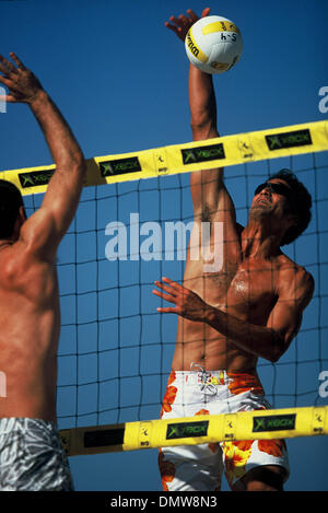 Aug 17, 2001 ; Santa Barbara, CA, USA ; Mike Lambert au beach-volley professionnel AVP - Santa Barbara, CA. Banque D'Images
