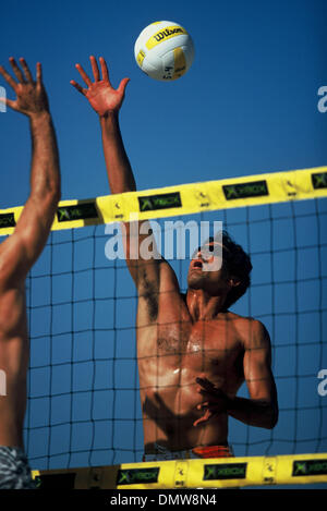 Aug 17, 2001 ; Santa Barbara, CA, USA ; Mike Lambert au beach-volley professionnel AVP - Santa Barbara, CA. Banque D'Images