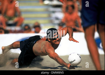 Aug 17, 2001 ; Santa Barbara, CA, USA ; MATT Unger à l'AVP de beach-volley professionnel - Santa Barbara, CA. Banque D'Images