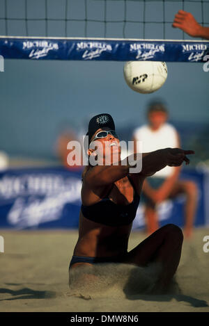 Aug 17, 2001 ; Santa Barbara, CA, USA ; LIZ MASAKAYAN à l'AVP de beach-volley professionnel - Santa Barbara, CA - 2001. Banque D'Images