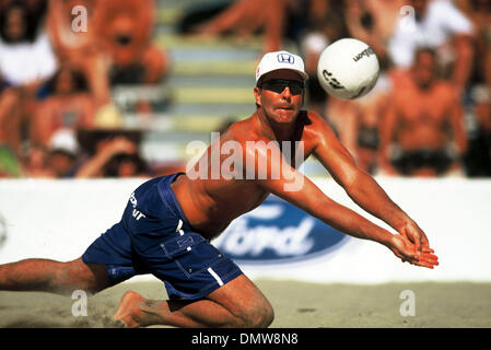Aug 17, 2001 ; Santa Barbara, CA, USA ; MIKE WHITMARSH à l'AVP de beach-volley professionnel - Santa Barbara, CA - 2001. Banque D'Images