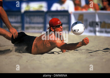 Aug 17, 2001 ; Santa Barbara, CA, USA ; Brian Lewis à l'AVP de beach-volley professionnel - Santa Barbara, CA - 2001. Banque D'Images