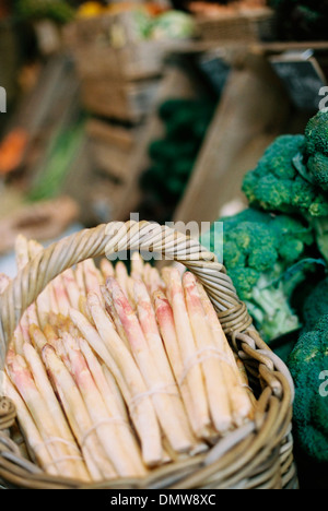 Les cadres de l'asperge blanche et de fleurons de brocoli sur un kiosque de légumes. Banque D'Images