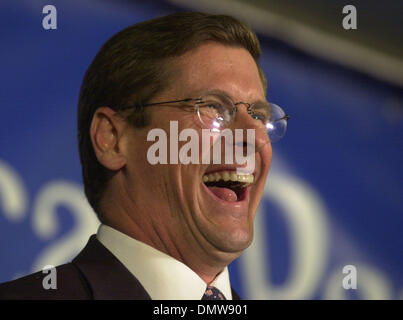 Mar 06, 2002 ; Los Angeles, PA, USA ; candidat républicain pour le poste de gouverneur de Californie Bill Simon rire à haute voix tout en parlant à des partisans pendant un petit-déjeuner de l'unité républicaine le mercredi 6 mars 2002 à l'Hôtel Westin, à Los Angeles, Californie. Banque D'Images