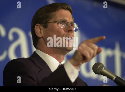Mar 06, 2002 ; Los Angeles, PA, USA ; candidat républicain pour le poste de gouverneur de Californie Bill Simon rire à haute voix tout en parlant à des partisans pendant un petit-déjeuner de l'unité républicaine le mercredi 6 mars 2002 à l'Hôtel Westin, à Los Angeles, Californie. Banque D'Images