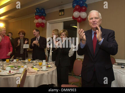 Mar 06, 2002 ; Los Angeles, PA, USA ; Ancien maire de Los Angeles Richard Riordan et sa femme Nancy se lever et applaudir comme candidat républicain pour le poste de gouverneur de Californie Bill Simon parle pendant un petit-déjeuner de l'unité républicaine le mercredi 6 mars 2002 à l'Hôtel Westin, à Los Angeles, Californie. Banque D'Images