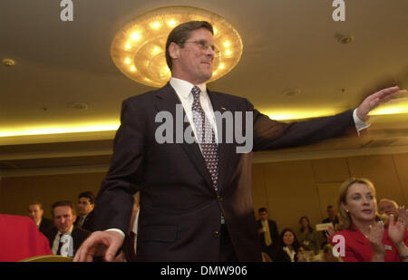 Mar 06, 2002 ; Los Angeles, PA, USA ; candidat républicain pour le poste de gouverneur de Californie Bill Simon courbes à l'auditoire comme il fait son chemin à l'étage pendant un petit-déjeuner de l'unité républicaine le mercredi 6 mars 2002 à l'Hôtel Westin, à Los Angeles, Californie. Banque D'Images