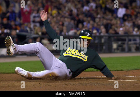 Mar 28, 2002 ; San Francisco, CA, USA ; Oakland A's Eric Chavez, # 3, glisse dans la maison après avoir frappé un Hudson deux exécuter seul Chavez et notation Tejada dans la 5ème manche de leur match contre les Giants de San Francisco le Jeudi, Mars 28, 2002 à Pacific Bell Park à San Francisco, Californie Banque D'Images