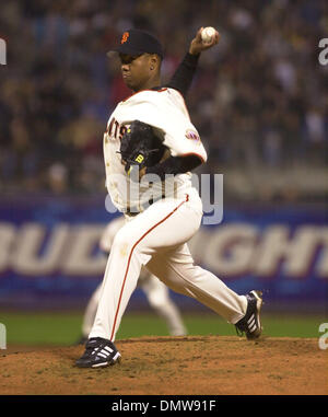 Mar 28, 2002 ; San Francisco, CA, USA ; San Francisco Giants' Livan Hernandez, # 61 emplacements, contre l'Oakland A's dans la 1ère manche de leur match le vendredi 29 mars 2002 à Pacific Bell Park à San Francisco, Californie Banque D'Images