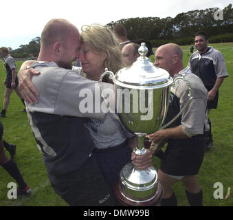 Jun 29, 2002 ; San Francisco, CA, USA ; Alice Hoglan bénéficie d'une étreinte douce-amère avec San Francisco Fog rugby player Brandon Kiel après l'équipe locale a remporté le premier rapport annuel de Mark Bingham Cup trophy samedi dans le parc du Golden Gate. Le tournoi de rugby gay a été nommé en l'honneur de Hoglan de son fils, Mark Bingham, un ancien joueur de rugby Cal et le brouillard qui a été tué dans l'écrasement du vol 93 le 11 septembre. Banque D'Images