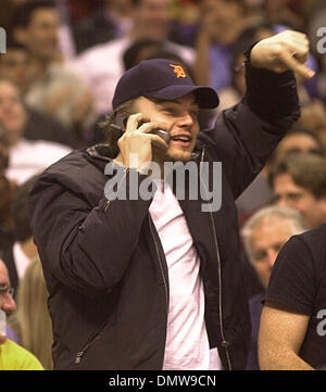 Oct 29, 2002 ; Los Angeles, CA, USA ; acteur Leonardo Dicaprio vagues pour les amis de l'autre côté de la cour à la Los Angeles Lakers la saison contre les San Antonio Spurs. DiCaprio n'était pas assis à son habitude courtside sièges, au lieu de six rangées directement derrière le banc des laquiers avec ami Toby Maguire et un autre ami unitdentified. Banque D'Images