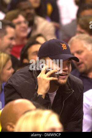 Oct 29, 2002 ; Los Angeles, CA, USA ; acteur Leonardo Dicaprio parle avec les amis de l'autre côté de la cour sur son téléphone cellulaire à la Los Angeles Lakers la saison contre les San Antonio Spurs. DiCaprio n'était pas assis à son habitude courtside sièges, au lieu de six rangées directement derrière le banc des laquiers avec ami Toby Maguire et un autre ami unitdentified. Banque D'Images