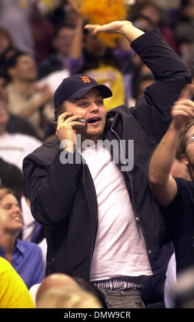 Oct 29, 2002 ; Los Angeles, CA, USA ; acteur Leonardo Dicaprio vagues pour les amis de l'autre côté de la cour à la Los Angeles Lakers la saison contre les San Antonio Spurs. DiCaprio n'était pas assis à son habitude courtside sièges, au lieu de six rangées directement derrière le banc des laquiers avec ami Toby Maguire et un autre ami unitdentified. Banque D'Images