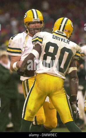 Jan 12, 2002 ; Oakland, CA, USA ; les membres des forces armées et de la police le drapeau américain sur le terrain pour Aoste Aoste avant le début de l'Oakland Raiders et les New York Jets NFL wild-card match chez Network Associates Coliseum à Oakland, Californie, le samedi, 12 janvier 2002. Banque D'Images