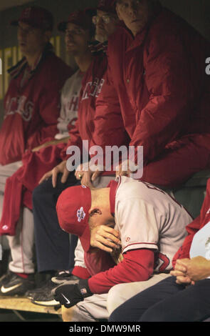 Oct 24, 2002 - San Francisco, CA, USA - DAVID ECKSTEIN tourne le dos a la fin de l'écrasement des anges 16-4 défaite aux Giants de San Francisco dans le jeu 5 de la Série mondiale 2002 à Pacific Bell Park. (Crédit Image : © Karl Mondon/Contra Costa Times/ZUMA Press) RESTRICTIONS : USA DROITS tabloïds OUT ! Banque D'Images