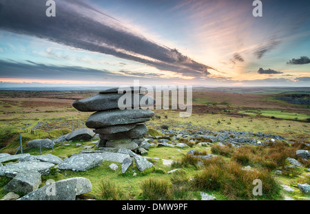 Coucher du soleil à l'Cheesewring sur Bodmin Moor en Cornouailles, une formation rocheuse naturelle composée d'un équilibre précaire granit Banque D'Images