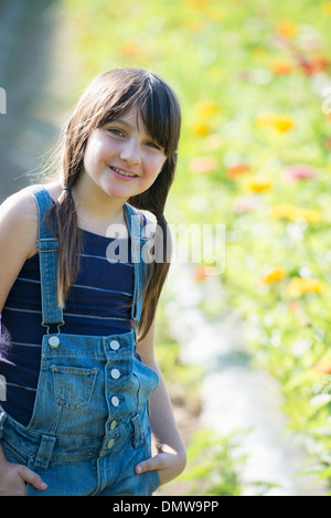 L'été sur une ferme biologique. Une jeune fille dans un champ de fleurs. Banque D'Images