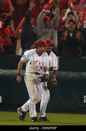 24 Oct 2002 - Anaheim, CA, USA - Anaheim Angels ADAM KENNEDY, à gauche, est félicité par Alex Ochoa après la finale mettre contre les Giants de San Francisco pendant la partie 2 de la Série mondiale 2002 le dimanche 20 octobre 2002 à Anaheim en Californie, Edison Field dans Les Anges battre les géants 11-10. (Crédit Image : © Susan Tripp Pollard/Contra Costa Times/ZUMA Press) RESTRICTIONS : Banque D'Images