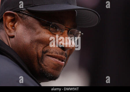 Oct 24, 2002 - San Francisco, CA, USA - San Francisco directeur géant DUSTY BAKER sourit avant de le début de la partie 5 de la Série mondiale 2002 contre l'Anaheim Angels le jeudi 24 octobre, 2002 at Pac Bell Park à San Francisco en Californie (crédit Image : © Jose Carlos Fajardo/Contra Costa Times/ZUMA Press) RESTRICTIONS : USA DROITS tabloïds OUT ! Banque D'Images