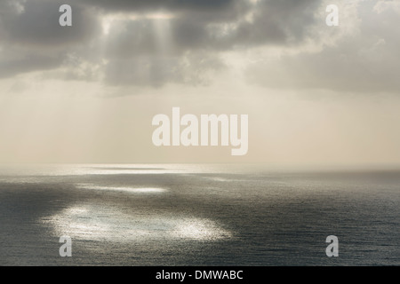 La lumière du soleil qui brillait à travers les arbres de nuage et d'une vue sur océan Pacifique à Manzanita Oregon. Banque D'Images