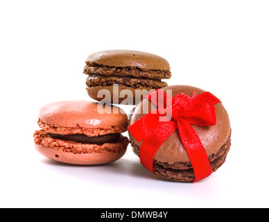 Macarons français. Isoler sur fond blanc Banque D'Images