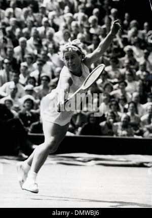 Juin 14, 1958 - Londres, Angleterre, Royaume-Uni - Miss SHIRLEY BLOOMER est en concurrence contre Mme Dorothy Knode dans la Wightman Cup à Wimbledon cet après-midi. Sur la photo : Shirley passe après le ballon pendant le match. (Crédit Image : © Keystone Photos USA/ZUMAPRESS.com) Banque D'Images