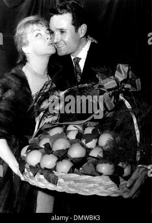 11 janvier 1960 - Paris, France - Le célèbre cycliste français, Henri Anglade, a reçu le Prix Orange par des journalistes sportifs d'avoir été 'les plus courtois de l'année cycliste." Photo : Line RENAUD, qui a eu le "Prix Orange décerné à des acteurs, la remise des prix, un panier rempli d'oranges, à Henri Anglade. (Crédit Image : © Keystone Photos USA/ZUMAPRESS.com) Banque D'Images