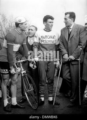 Mar. 25, 1960 - Paris, France - champion cycliste français Louison Bobet avant une course qu'il n'a pas pu participer pour cause de blessure. (Crédit Image : © Keystone Photos USA/ZUMAPRESS.com) Banque D'Images