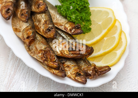 Sardines fumées avec le citron et les herbes. Banque D'Images