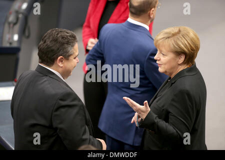 Berlin, Allemagne. 25Th Dec 2013. La chancelière allemande, Angela Merkel (CDU, R) parle de l'espace Vice-chancelier et ministre allemand de l'économie et de l'Énergie, Sigmar Gabriel, au Bundestag allemand' à Berlin, Allemagne, 17 décembre 2013. Merkel a été élu pour un troisième mandat de chancelière allemande. La chancelière allemande, Angela Merkel, a été voté en pour la troisième fois que le chef de gouvernement le 17 décembre, après un vote par les parlementaires à son retour officiellement le poste. L'événement marque le début de la troisième grande coalition en Allemagne de l'après-guerre. Banque D'Images