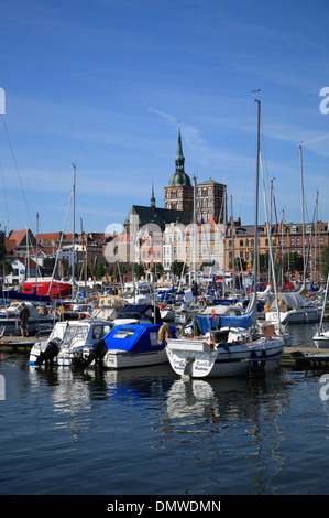 Marina dans la mer Baltique, Stralsund, Mecklembourg-Poméranie-Occidentale, Allemagne, Europe Banque D'Images