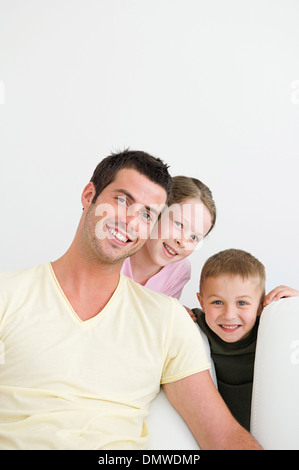 Un homme et deux enfants à la maison, un garçon et une fille. Banque D'Images