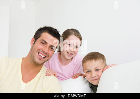 Un homme et deux enfants à la maison, un garçon et une fille. Banque D'Images