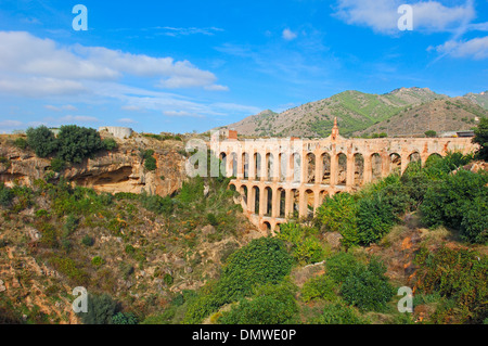 Puente de las Aguilas, aqueduc romain. Nerja. La Axarquía, Málaga, Andalousie province. Espagne Banque D'Images