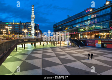 Sergels Torg, Plattan, et la sculpture, Cristal, vu la nuit. Le centre de Stockholm, Suède Banque D'Images