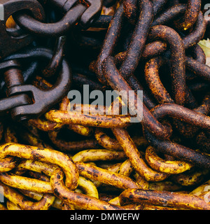 Close up de chaînes industrielles en un tas. Banque D'Images