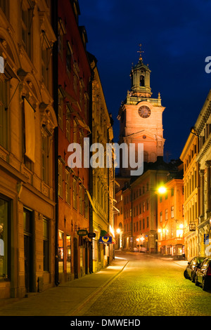 Soir visualiser jusqu'Storkyrkobrinken vers Stockholm Storkyrkan (la cathédrale), à Gamla Stan, la vieille ville de Stockholm, Suède. Banque D'Images