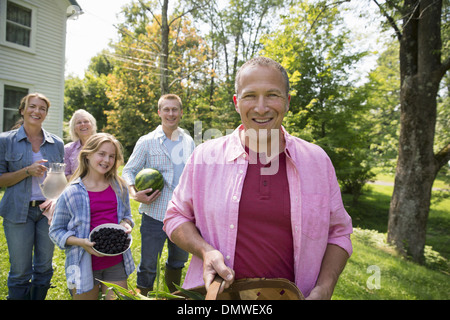 L'été une famille garing dans une ferme. Un repas partagé un retour à la maison. Banque D'Images