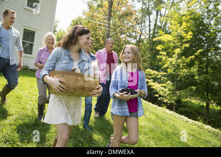 L'été une famille garing dans une ferme. Un repas partagé un retour à la maison. Banque D'Images