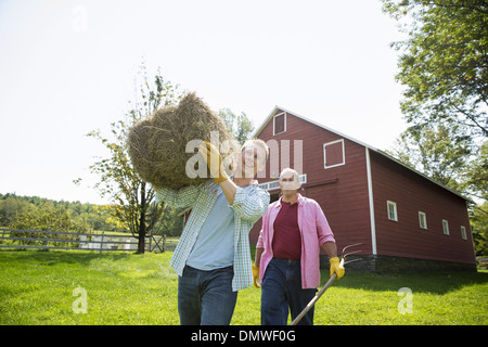 L'été une famille garing dans une ferme. Un repas partagé un retour à la maison. Banque D'Images