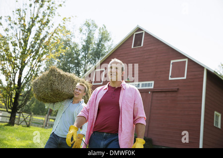 L'été une famille garing dans une ferme. Un repas partagé un retour à la maison. Banque D'Images