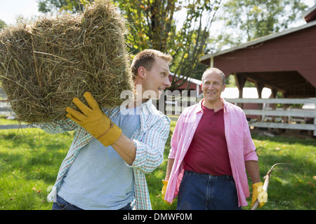 L'été une famille garing dans une ferme. Un repas partagé un retour à la maison. Banque D'Images