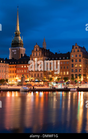 Vue de nuit sur la place, Kornhamnstorg, à Gamla Stan, la vieille ville de Stockholm, Suède. Banque D'Images