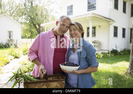 L'été une famille garing dans une ferme. Un repas partagé un retour à la maison. Banque D'Images