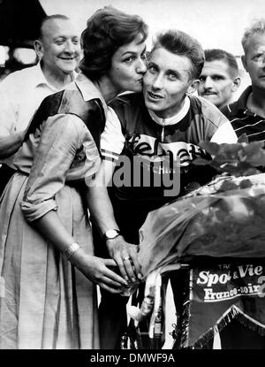 Septembre 17, 1961 - Paris, France - célèbre cycliste français Jacques Anquetil a remporté une brillante victoire dans le Grand Prix des Nations, une course sur une distance de 100 Km., qu'il couverts en 2 heures 2'' 38''. Sur la photo : Jacques célèbre après sa victoire. (Crédit Image : © Keystone Photos USA/ZUMAPRESS.com) Banque D'Images