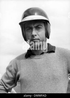 Oct 07, 1963 ; Rome, Italie ; Antonio Ascari âgés de 21 fils de célèbre motocar driver champion Alberto Ascari, mort le 1955 au cours d'un essai d'une Ferrari sur l'autodrome de Monza, veut imiter son grand père. En dépit de mauvais destin qui semble suivre la famille Ascari, le jeune Antonio suit une formation spéciale destinée aux pilotes motocars autodrome de Rome à Vallelunga, l'UEDN Banque D'Images