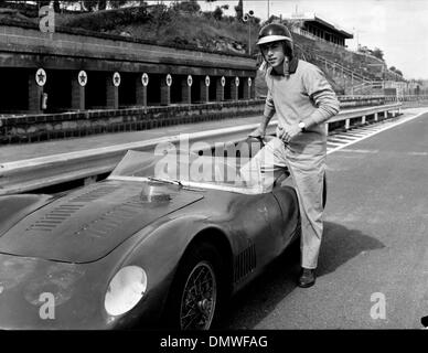 Oct 07, 1963 ; Rome, Italie ; Antonio Ascari âgés de 21 fils de célèbre motocar driver champion Alberto Ascari, mort le 1955 au cours d'un essai d'une Ferrari sur l'autodrome de Monza, veut imiter son grand père. En dépit de mauvais destin qui semble suivre la famille Ascari, le jeune Antonio suit une formation spéciale destinée aux pilotes motocars autodrome de Rome à Vallelunga, l'UEDN Banque D'Images